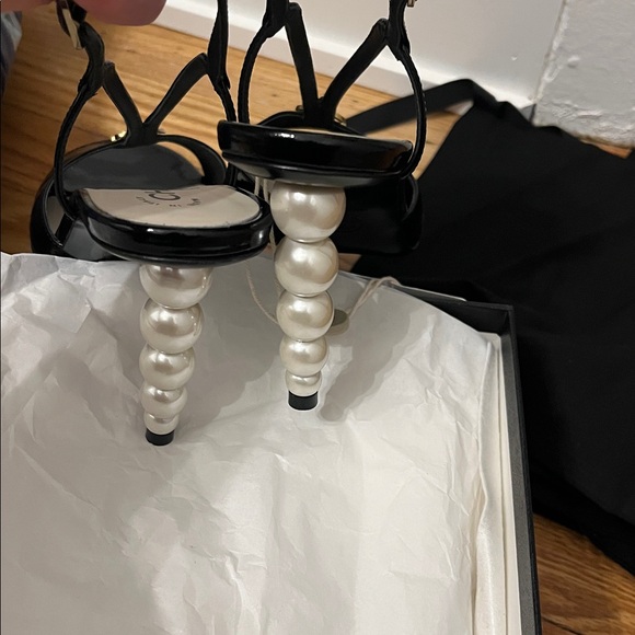 Authentic Chanel Patent leather pearl heels - Picture 7 of 8